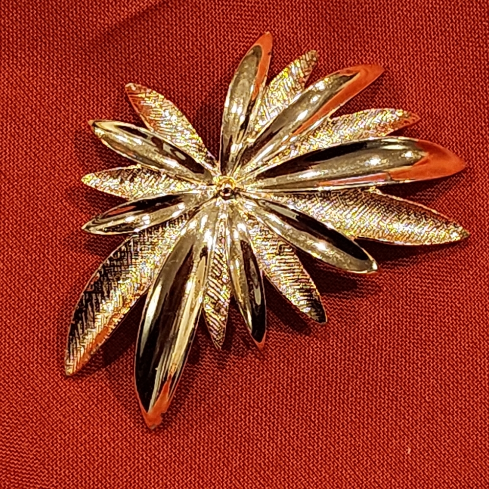 Signed Sarah Coventry Starburst Gold Tone Brooch